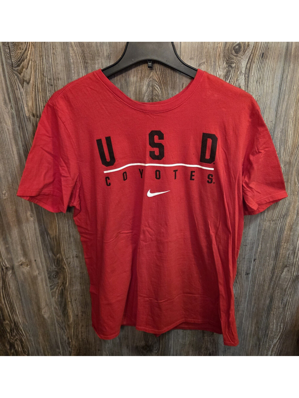 Nike USD Coyotes T-Shirt Size XL Red Athletic Cut College Tee South Dakota NCAA